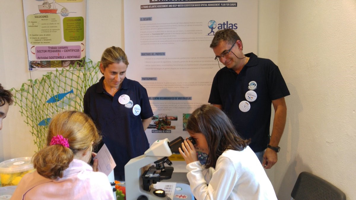Visitors to the ATLAS stand at the European Researchers' Night, Vigo, 2018 © IEO Visitors to the ATLAS stand at the European Researchers' Night, Vigo, 2018 © IEO